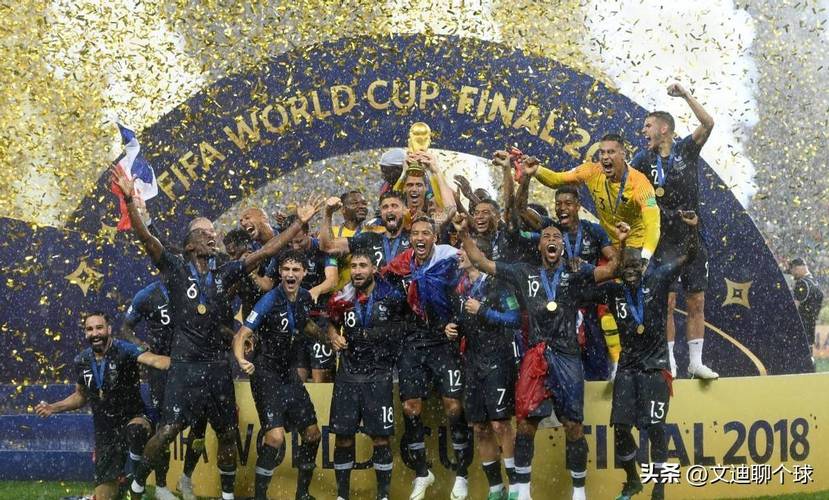 阿斯顿维拉在埃梅里带领下强势冲击英超争冠，与阿森纳激烈争夺榜首。（埃梅里率维拉强势冲冠，与阿森纳鏖战英超榜首）