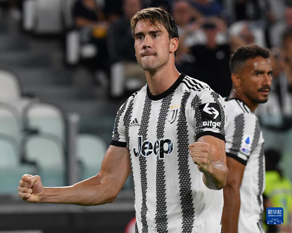 重拳打到对手没有还手之力，裁判无奈结束比赛干净版（重拳压制对手无力还击，裁判果断终止比赛(干净版)）