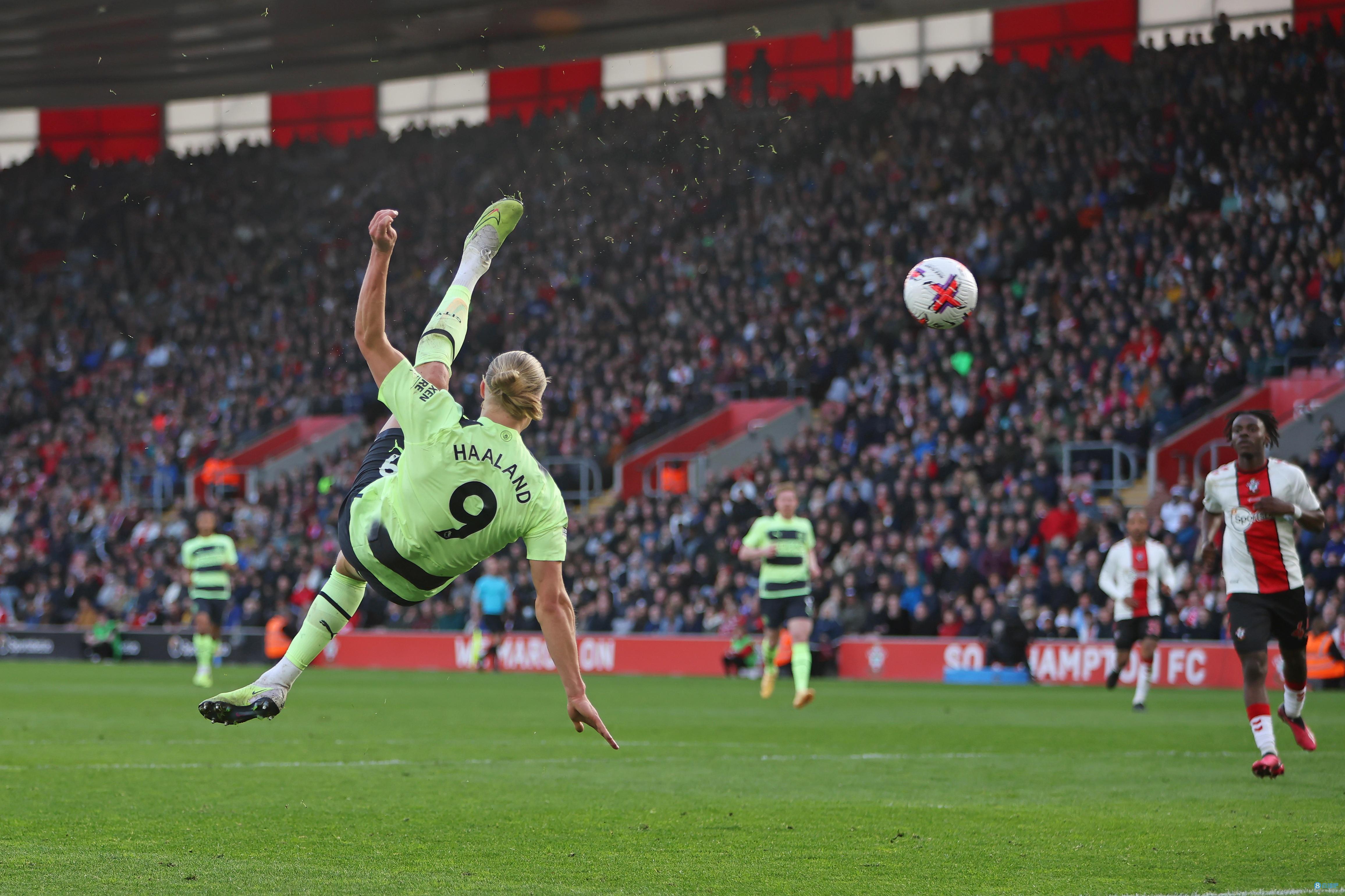 詹姆斯篮板抢断关键时刻锁定胜局（詹姆斯关键篮板抢断一锤定音）