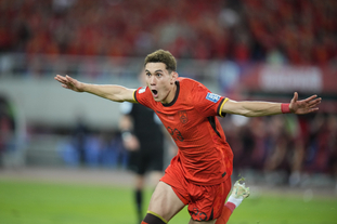 韩镕泽：赢下这场比赛是靠全队的信念，感谢球迷这一年的支持（韩镕泽：胜利源自团队信念，感谢球迷一年陪伴与支持）