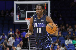 手感火热！布伦森17中9砍下33分&第三节独拿20分（布伦森火力全开！17投9中轰下33分，第三节独取20分）