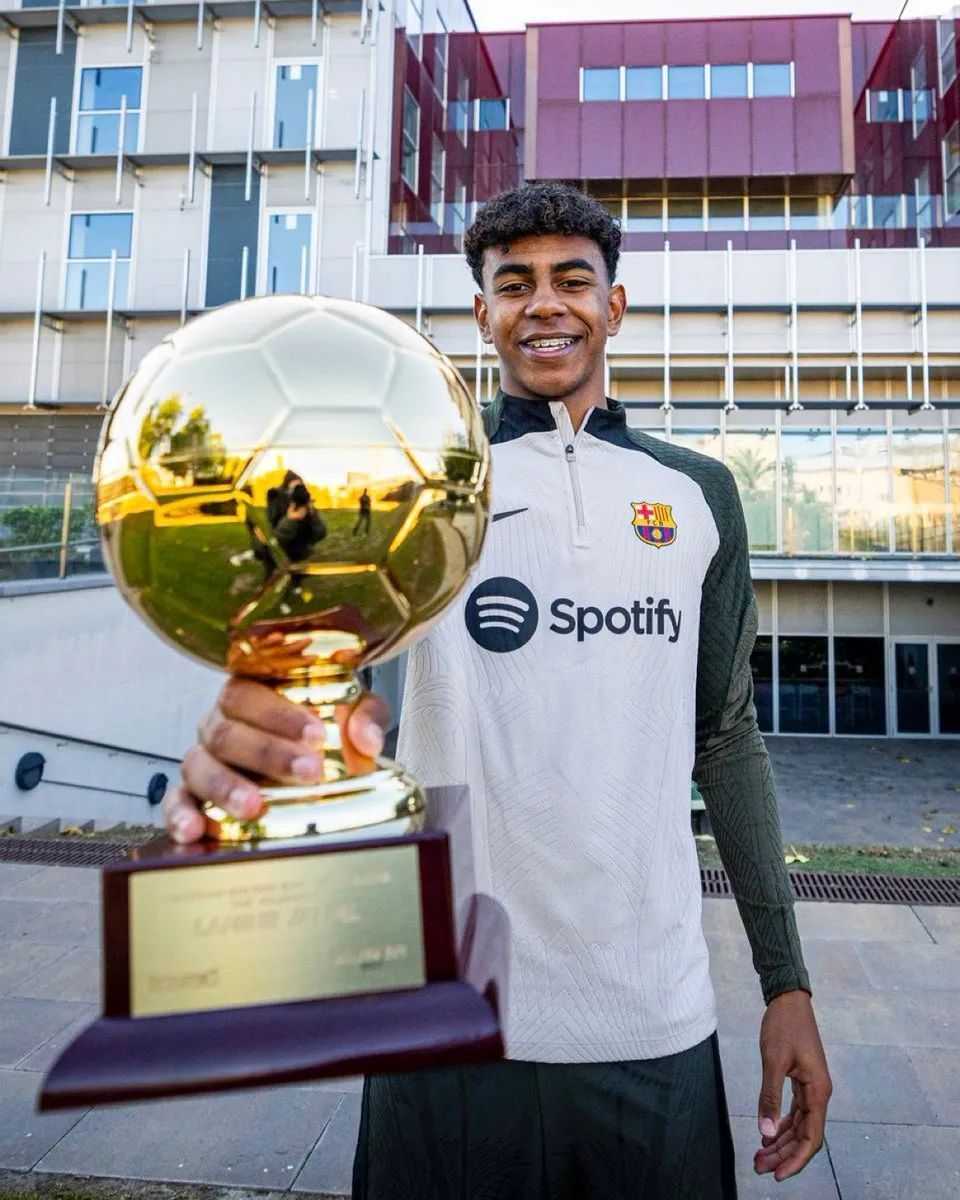 不可触碰的美，若昂-内维斯女友马达莱娜晒暗黑风妆造（冷艳不可近：若昂-内维斯女友马达莱娜晒暗黑系妆容）