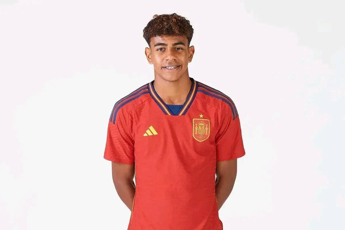 西甲为约20名待业的教练举办了专题培训：塞蒂恩、莫雷诺在列（西甲为约20位待业主帅开设专题培训班，塞蒂恩与莫雷诺在列）