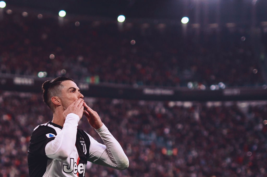 卡尔：我一直在提高右脚技术，能在17岁欧冠进球意义重大（卡尔：右脚能力持续精进，17岁欧冠破门意义非凡）